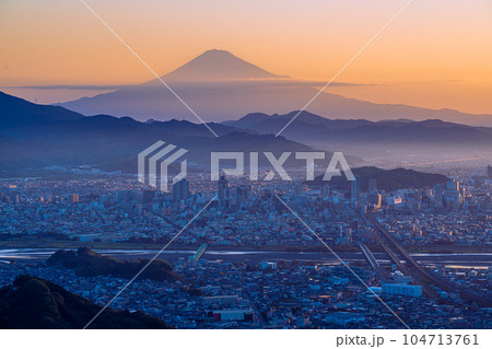 朝日射す静岡市街と夏の富士山 104713761