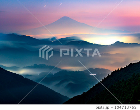 霞む薄明の雲海と富士山 霞む薄明の雲海と富士山 104713765