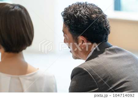 打ち合わせをするビジネスパーソン(営業・会議・ミーティング) 打ち合わせをするビジネスパーソン(営業・会議・ミーティング) 104714092