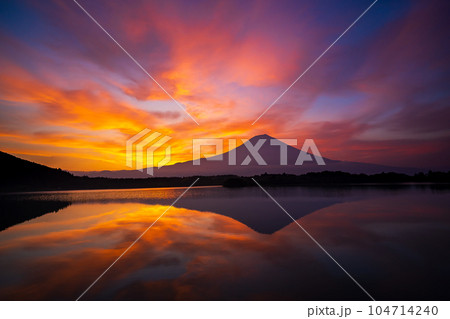 田貫湖から燃えるような朝焼けと逆さ富士 田貫湖から燃えるような朝焼けと逆さ富士 104714240