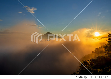 湧き上がる雲海に太陽と富士 104714243