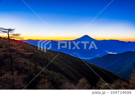 (山梨県)櫛形山の紅葉と富士山 日の出前 (山梨県)櫛形山の紅葉と富士山 日の出前 104714686