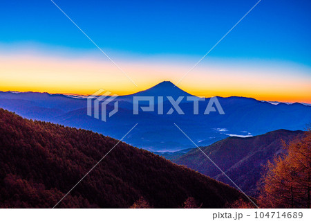 (山梨県)櫛形山の紅葉と富士山 日の出前 (山梨県)櫛形山の紅葉と富士山 日の出前 104714689