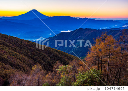 (山梨県)櫛形山の紅葉と富士山 日の出前 (山梨県)櫛形山の紅葉と富士山 日の出前 104714695