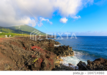 八丈島の海辺の風景 八丈島の海辺の風景 104714960