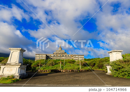 八丈オリエンタルリゾート廃墟の正門 104714966