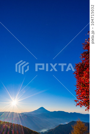 (山梨県)櫛形山の紅葉の抜こうに富士山 (山梨県)櫛形山の紅葉の抜こうに富士山 104715032