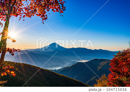 （山梨県）櫛形山の紅葉の抜こうに富士山 104715038