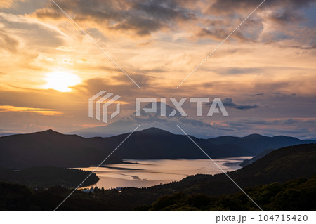 (神奈川県)箱根から見る黄金色に焼けた空と富士山 (神奈川県)箱根から見る黄金色に焼けた空と富士山 104715420