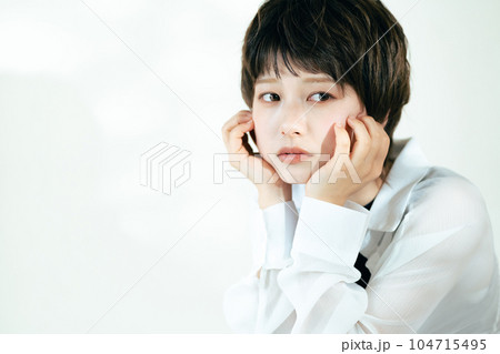 若い女性のクールなビューティポートレート 若い女性のクールなビューティポートレート 104715495