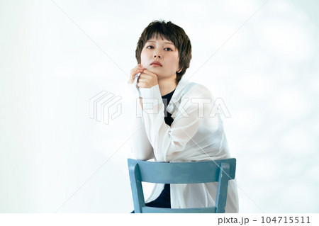 若い女性のクールなビューティポートレート 104715511