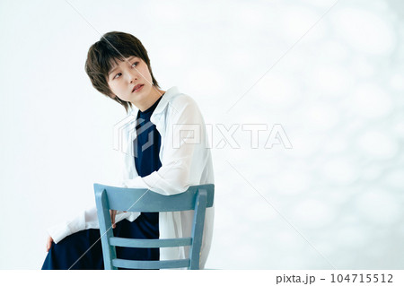若い女性のクールなビューティポートレート 104715512
