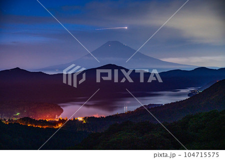 （神奈川県）箱根から、山小屋の灯りの付いた富士山（自衛隊のヘリが旋回している） 104715575