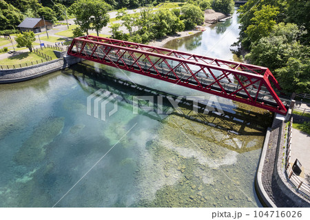 夏の支笏湖を空撮(山線鉄橋) 夏の支笏湖を空撮(山線鉄橋) 104716026