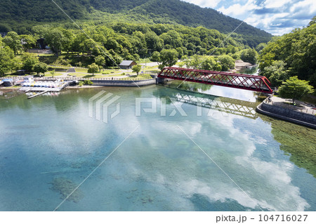 夏の支笏湖を空撮 夏の支笏湖を空撮 104716027