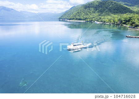 夏の支笏湖を空撮(観光船) 夏の支笏湖を空撮(観光船) 104716028