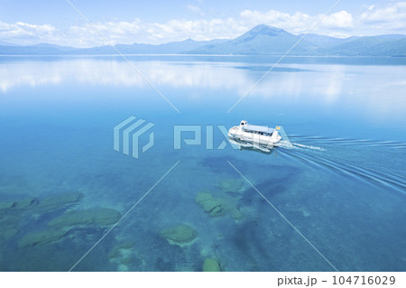夏の支笏湖を空撮(観光船) 夏の支笏湖を空撮(観光船) 104716029