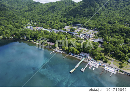 夏の支笏湖を空撮（湖畔園地 観光船 ボート乗り場） 104716042