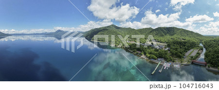 夏の支笏湖を空撮(パノラマ) 夏の支笏湖を空撮(パノラマ) 104716043