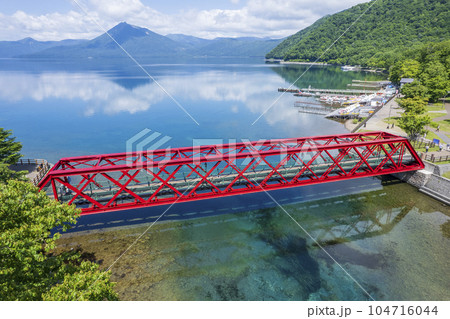 夏の支笏湖を空撮(山線鉄橋) 夏の支笏湖を空撮(山線鉄橋) 104716044