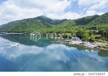 夏の支笏湖を空撮（湖畔園地 観光船 ボート乗り場） 104716047