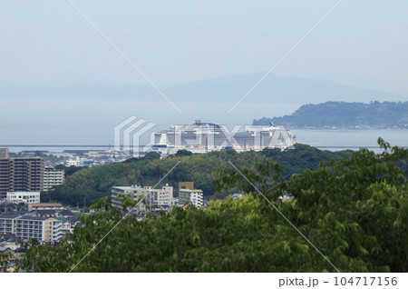松山城山頂広場から見た巨大豪華客船MSCベリッシマ 104717156