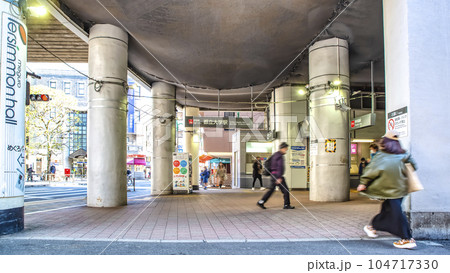 東京都目黒区の都市風景 都立大学駅 東京都目黒区の都市風景 都立大学駅 104717330