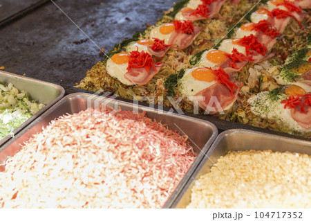 お好み焼き　食べ物　卵焼き　料理　祭り　 縁日　出店　 露店　調理　和食　 鉄板焼き　焼きそば 104717352