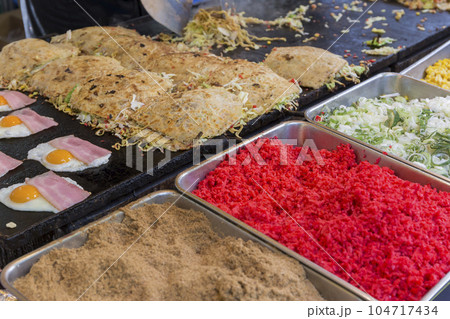 お好み焼き　食べ物　料理　祭り　 縁日　出店　 露店　調理　和食　 鉄板焼き　焼きそば 104717434