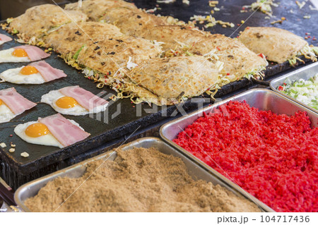 お好み焼き　食べ物　料理　祭り　 縁日　出店　 露店　調理　和食　 鉄板焼き　焼きそば 104717436