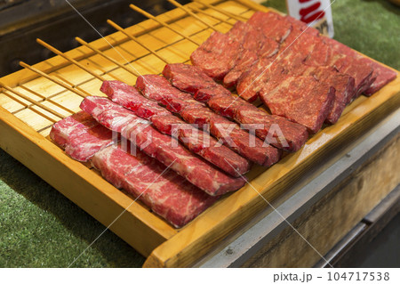 お祭り 　出店 　ステーキ　豚肉　 タン　牛　牛肉　 串焼き　牛串焼き　 屋台　屋台 　縁日 104717538