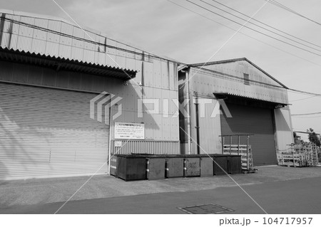 工場の建屋 104717957