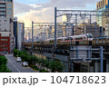 夕暮れの都会を走る特急電車 104718623