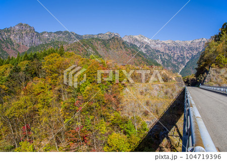 紅葉の奥飛騨温泉郷「北アルプス大橋」 紅葉の奥飛騨温泉郷「北アルプス大橋」 104719396