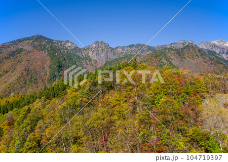 紅葉の奥飛騨温泉郷「北アルプス大橋」 104719397