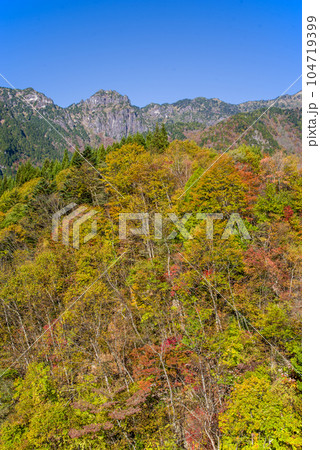 紅葉の奥飛騨温泉郷「北アルプス大橋」 紅葉の奥飛騨温泉郷「北アルプス大橋」 104719399