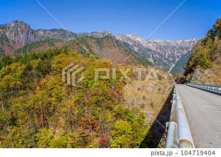 紅葉の奥飛騨温泉郷「北アルプス大橋」 紅葉の奥飛騨温泉郷「北アルプス大橋」 104719404