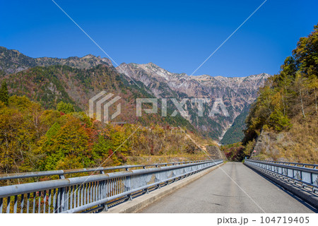 紅葉の奥飛騨温泉郷「北アルプス大橋」 104719405