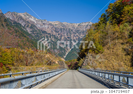 紅葉の奥飛騨温泉郷「北アルプス大橋」 104719407
