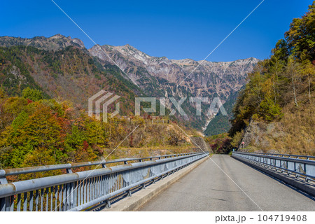 紅葉の奥飛騨温泉郷「北アルプス大橋」 紅葉の奥飛騨温泉郷「北アルプス大橋」 104719408