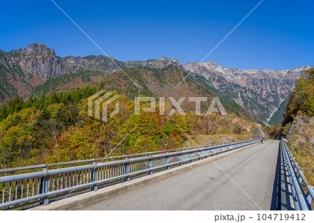 紅葉の奥飛騨温泉郷「北アルプス大橋」 104719412