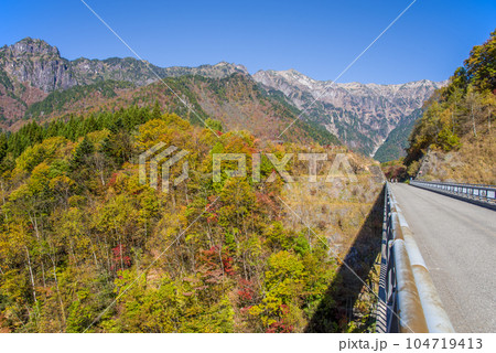 紅葉の奥飛騨温泉郷「北アルプス大橋」 104719413