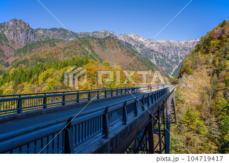 紅葉の奥飛騨温泉郷「北アルプス大橋」 紅葉の奥飛騨温泉郷「北アルプス大橋」 104719417