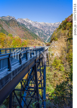 紅葉の奥飛騨温泉郷「北アルプス大橋」 紅葉の奥飛騨温泉郷「北アルプス大橋」 104719418