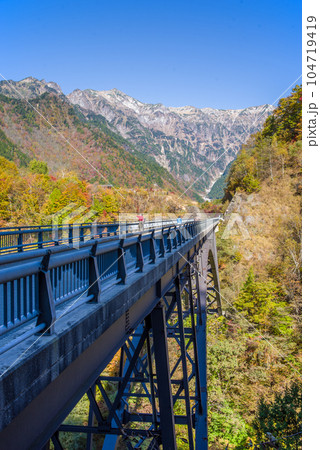 紅葉の奥飛騨温泉郷「北アルプス大橋」 104719419