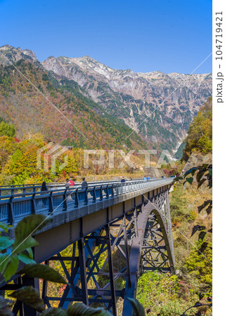 紅葉の奥飛騨温泉郷「北アルプス大橋」 104719421