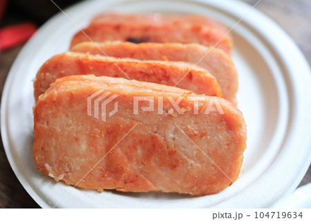 焼いたランチョンミート 104719634