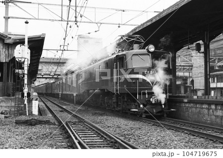 鉄道　国鉄　列車　　EF58     61     ロクイチ　　荷物　　冬　　SG    104719675