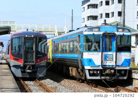 屋島駅で行き違う特急「うずしお」（JR四国2600系とキハ185系） 104720292