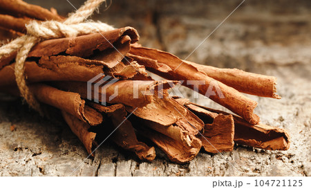 Aromatic sticks of fine cinnamon Aromatic sticks of fine cinnamon 104721125